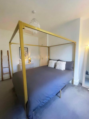 Queen bedroom in Maida Vale